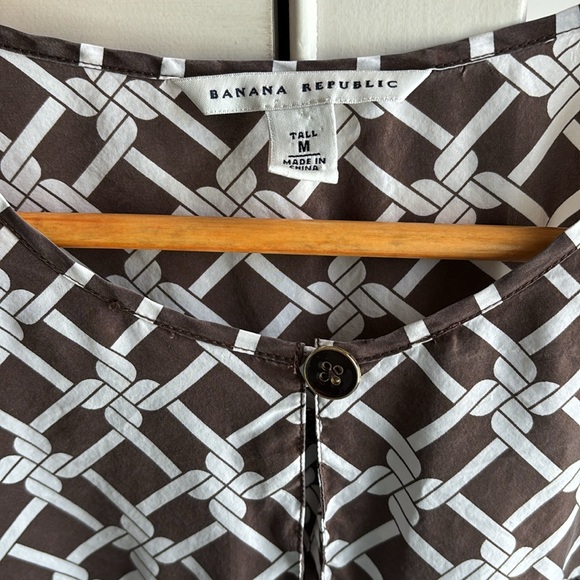 Banana Republic Silk Blouse. Size Medium - Picture 3 of 8